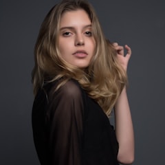 Portrait of Clara Wren, fit reviews editor for Fabian Lovely